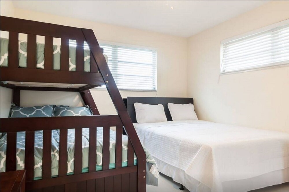 New Modern Pool Home Hollywood Wow! NEW AMAZING...