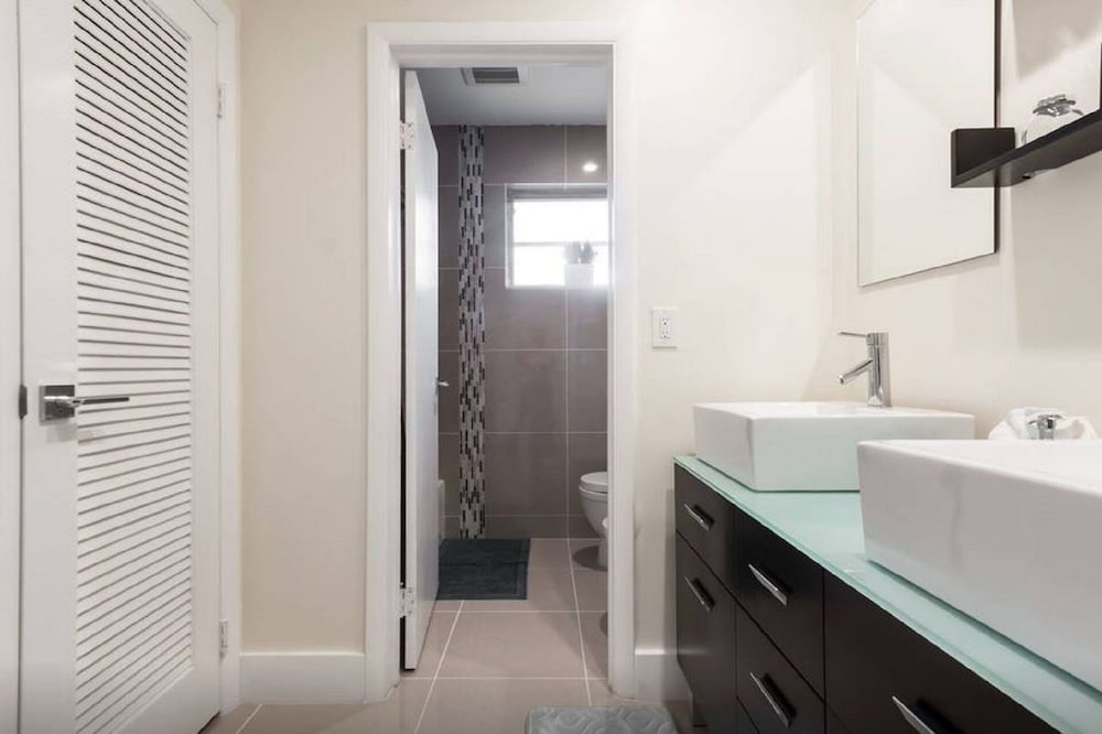 New Modern Pool Home Hollywood Wow! NEW AMAZING...