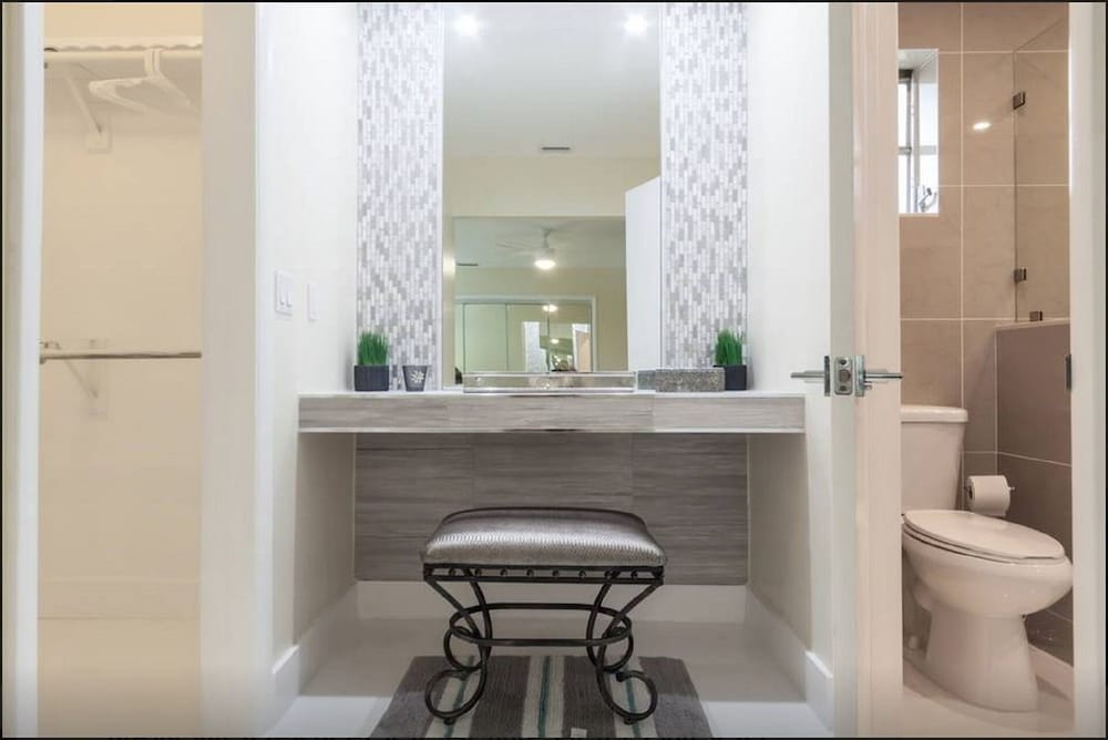 New Modern Pool Home Hollywood Wow! NEW AMAZING...