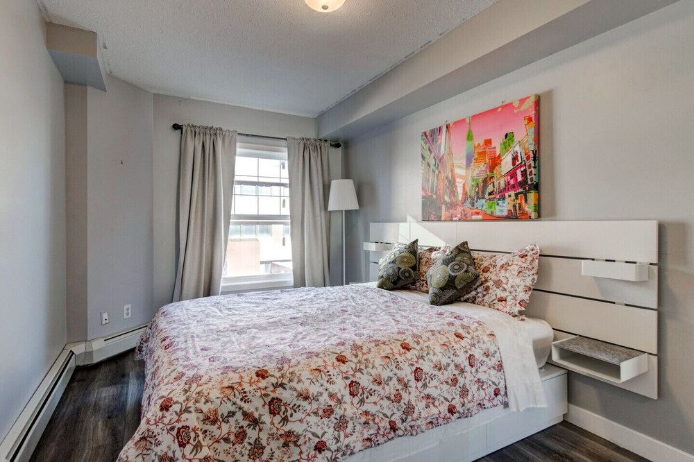 Downtown Condo Sleep 4 people (FREE underground parking) Calgary Vrbo