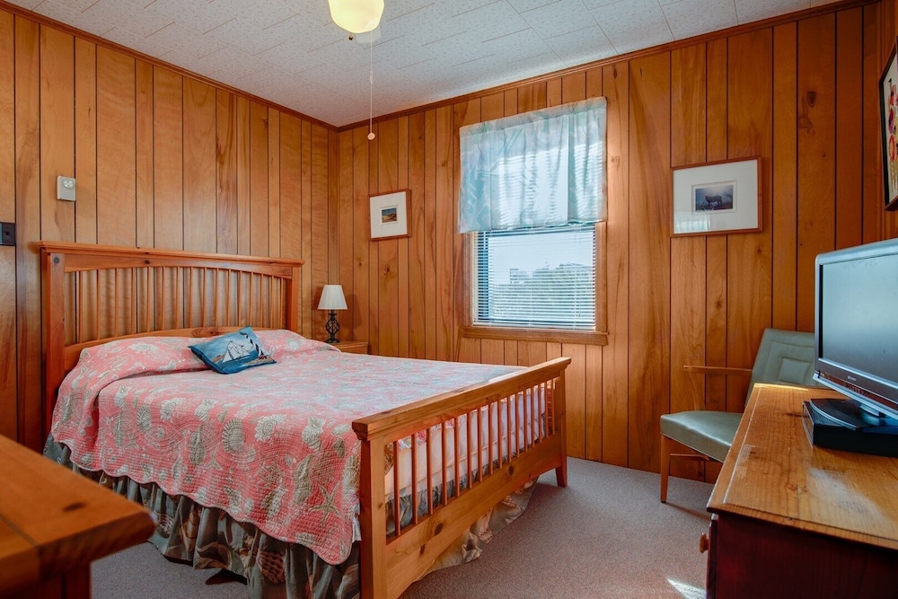 320 DogFriendly Nags Head Rental Directly Across from Beach Access