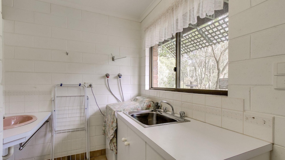 Four Seasons - Located in Kalimna Overlooking Lakes Entrance Township and Waterways