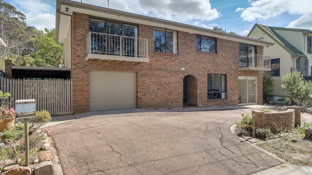 Four Seasons - Located in Kalimna Overlooking Lakes Entrance Township and Waterways