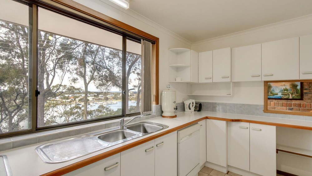 Four Seasons - Located in Kalimna Overlooking Lakes Entrance Township and Waterways