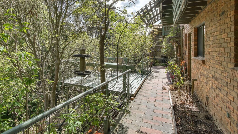 Four Seasons - Located in Kalimna Overlooking Lakes Entrance Township and Waterways