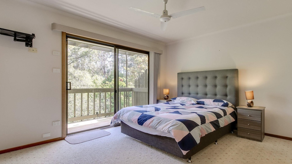 Four Seasons - Located in Kalimna Overlooking Lakes Entrance Township and Waterways