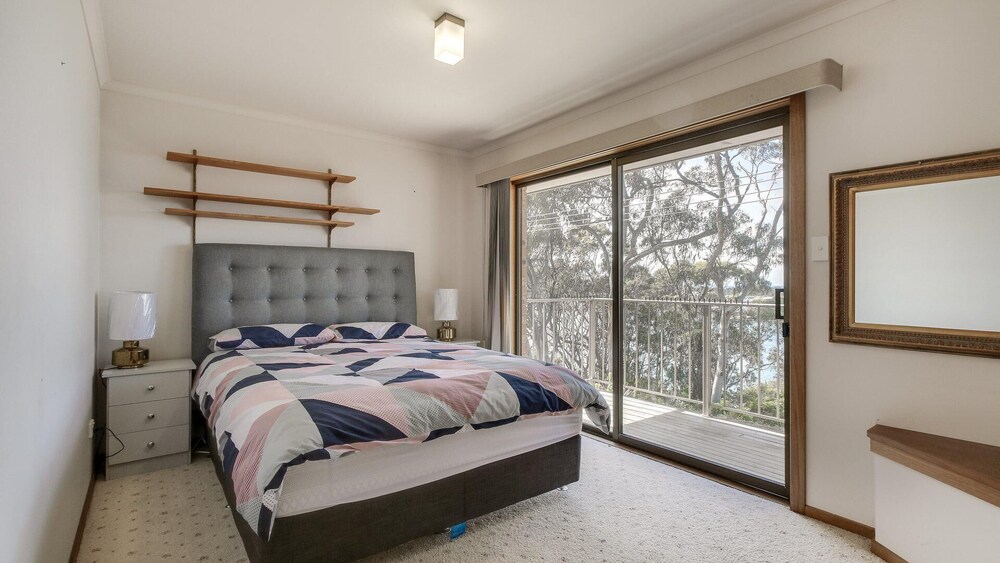 Four Seasons - Located in Kalimna Overlooking Lakes Entrance Township and Waterways