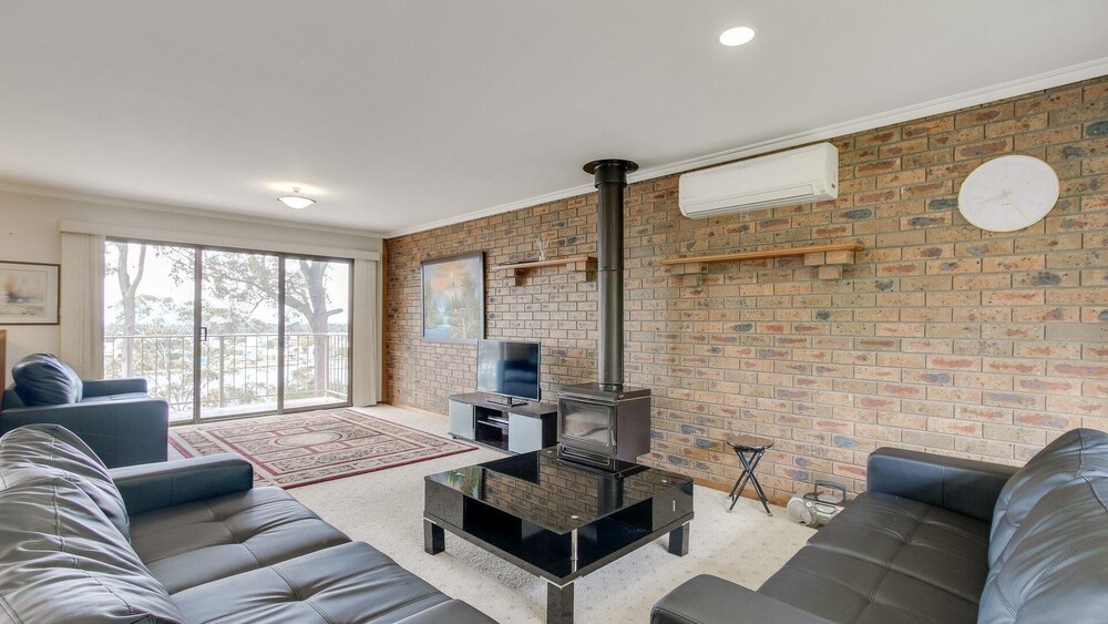 Four Seasons - Located in Kalimna Overlooking Lakes Entrance Township and Waterways