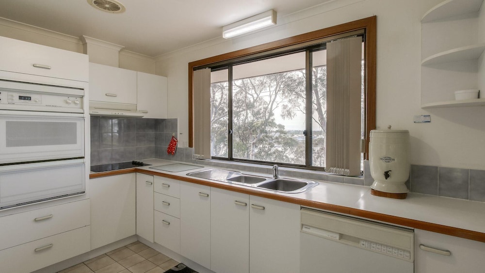 Four Seasons - Located in Kalimna Overlooking Lakes Entrance Township and Waterways