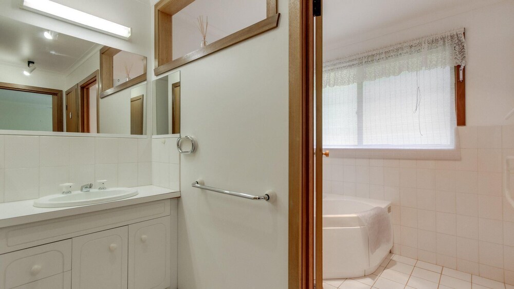 Four Seasons - Located in Kalimna Overlooking Lakes Entrance Township and Waterways