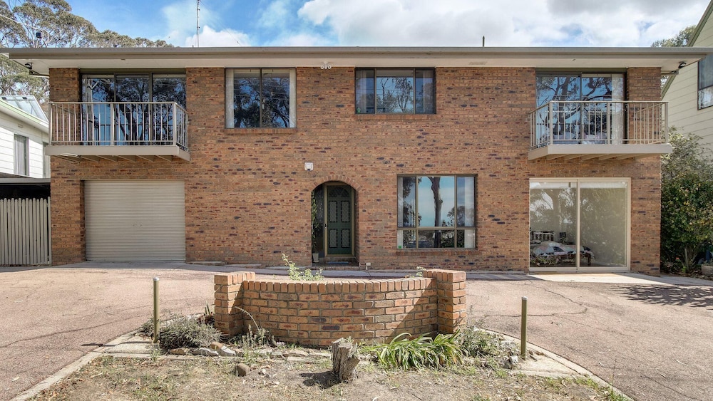Four Seasons - Located in Kalimna Overlooking Lakes Entrance Township and Waterways