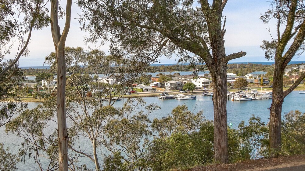 Four Seasons - Located in Kalimna Overlooking Lakes Entrance Township and Waterways