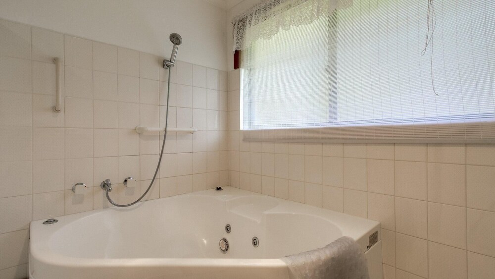Four Seasons - Located in Kalimna Overlooking Lakes Entrance Township and Waterways