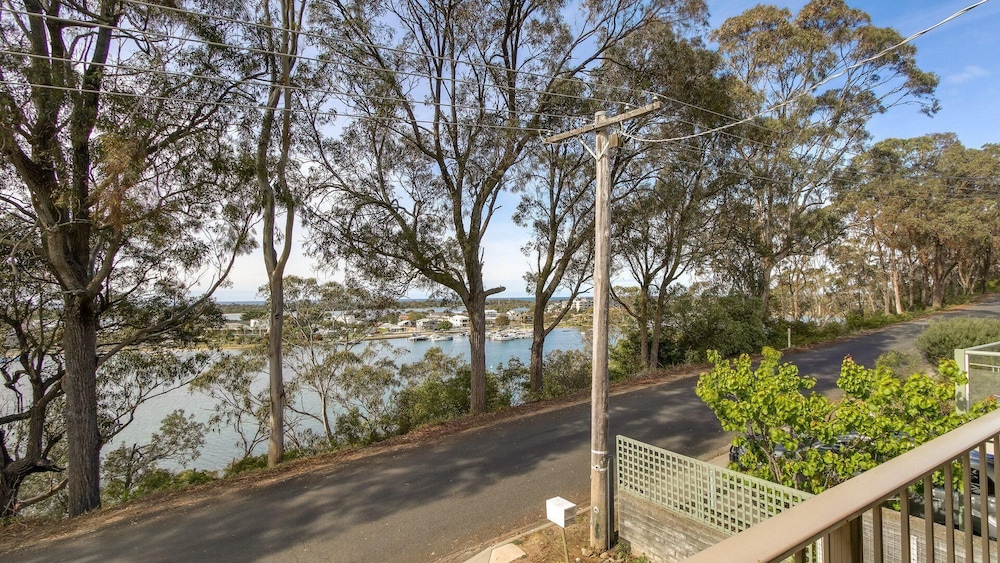 Four Seasons - Located in Kalimna Overlooking Lakes Entrance Township and Waterways