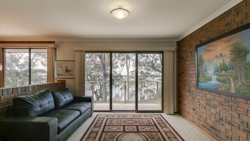 Four Seasons - Located in Kalimna Overlooking Lakes Entrance Township and Waterways