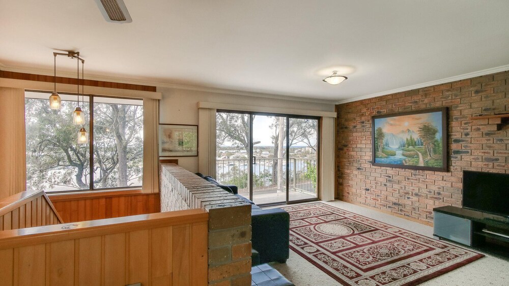 Four Seasons - Located in Kalimna Overlooking Lakes Entrance Township and Waterways