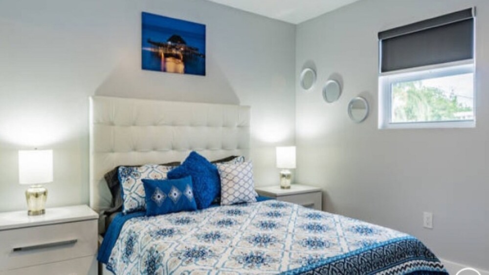 LARGE ESTATE B-BALL/POOL HOME + b- ball court , oversized pool