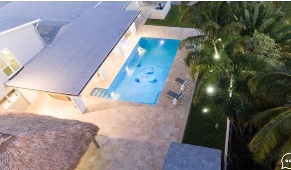 LARGE ESTATE B-BALL/POOL HOME + b- ball court , oversized pool