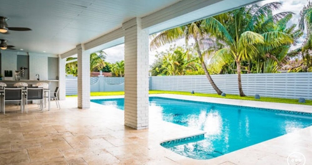 LARGE ESTATE B-BALL/POOL HOME + b- ball court , oversized pool