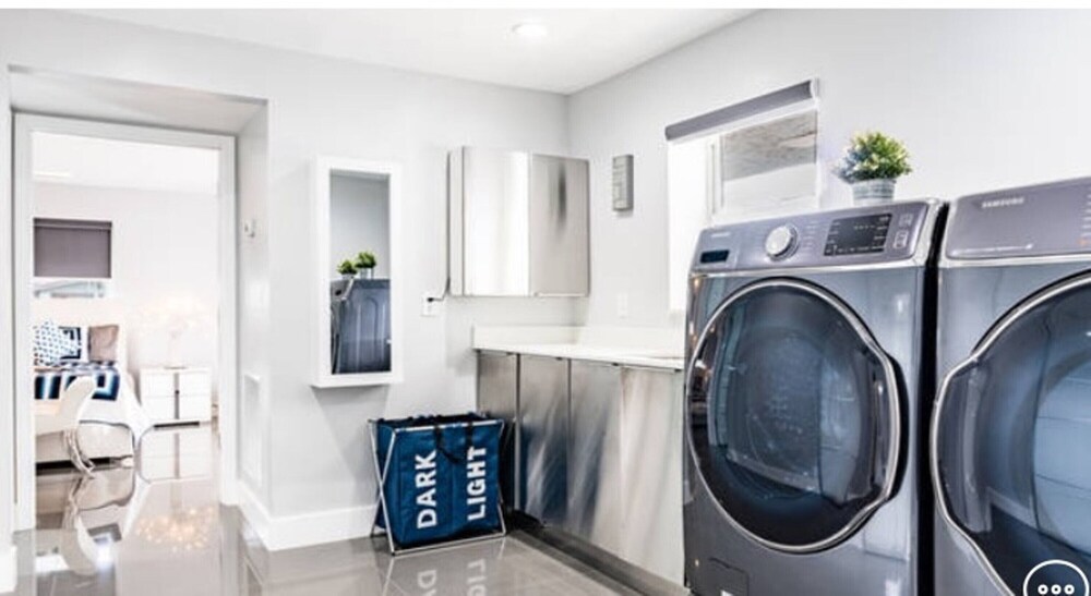 LARGE ESTATE B-BALL/POOL HOME + b- ball court , oversized pool