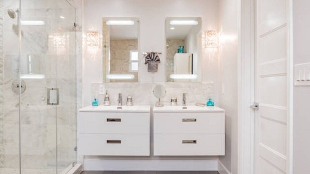 LARGE ESTATE B-BALL/POOL HOME + b- ball court , oversized pool