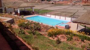 Piscine extérieure, cabanons gratuits, parasols de plage
