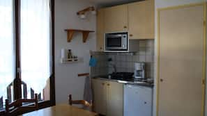 Réfrigérateur, micro-ondes, fourneau de cuisine, cafetière/bouilloire