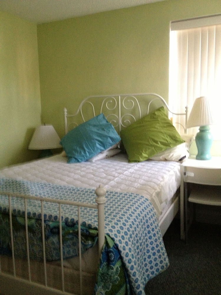 Cozy Family-Friendly Poolside Condo with Gorgeous Ocean-Front View - Sleeps 8
