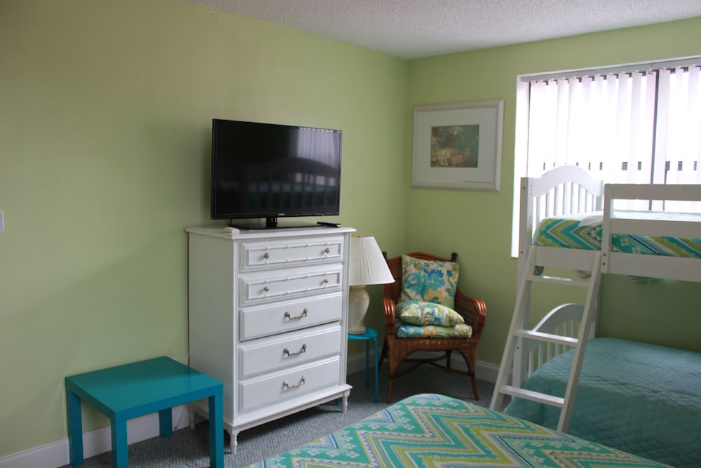 Cozy Family-Friendly Poolside Condo with Gorgeous Ocean-Front View - Sleeps 8
