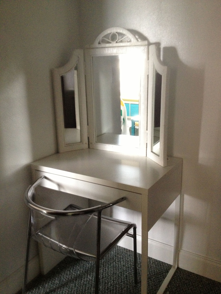 Cozy Family-Friendly Poolside Condo with Gorgeous Ocean-Front View - Sleeps 8