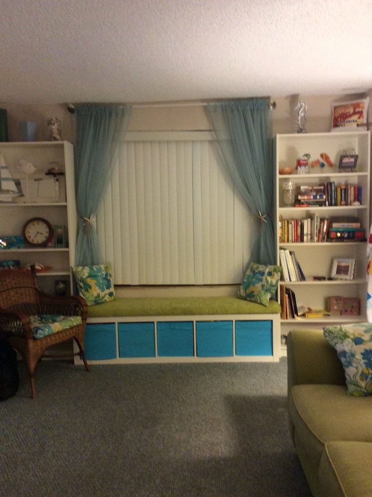 Cozy Family-Friendly Poolside Condo with Gorgeous Ocean-Front View - Sleeps 8