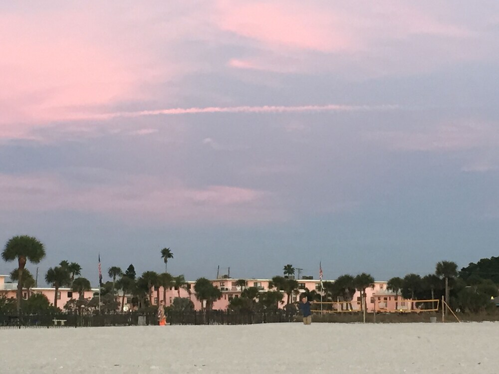 Cozy Family-Friendly Poolside Condo with Gorgeous Ocean-Front View - Sleeps 8