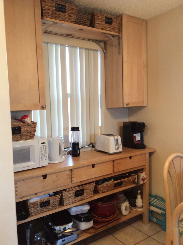 Cozy Family-Friendly Poolside Condo with Gorgeous Ocean-Front View - Sleeps 8