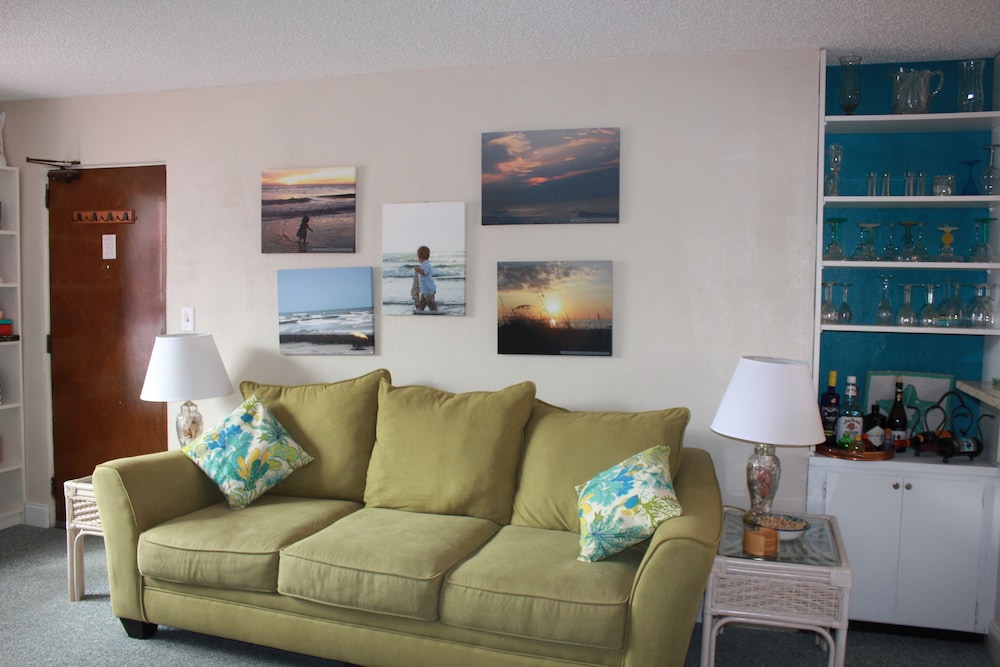 Cozy Family-Friendly Poolside Condo with Gorgeous Ocean-Front View - Sleeps 8