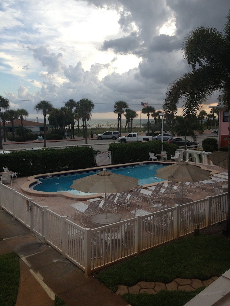 Cozy Family-Friendly Poolside Condo with Gorgeous Ocean-Front View - Sleeps 8