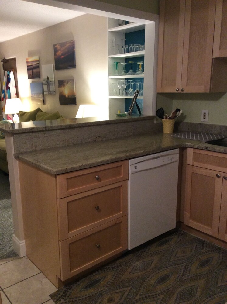 Cozy Family-Friendly Poolside Condo with Gorgeous Ocean-Front View - Sleeps 8