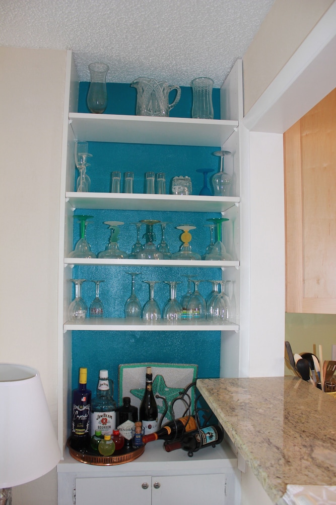 Cozy Family-Friendly Poolside Condo with Gorgeous Ocean-Front View - Sleeps 8