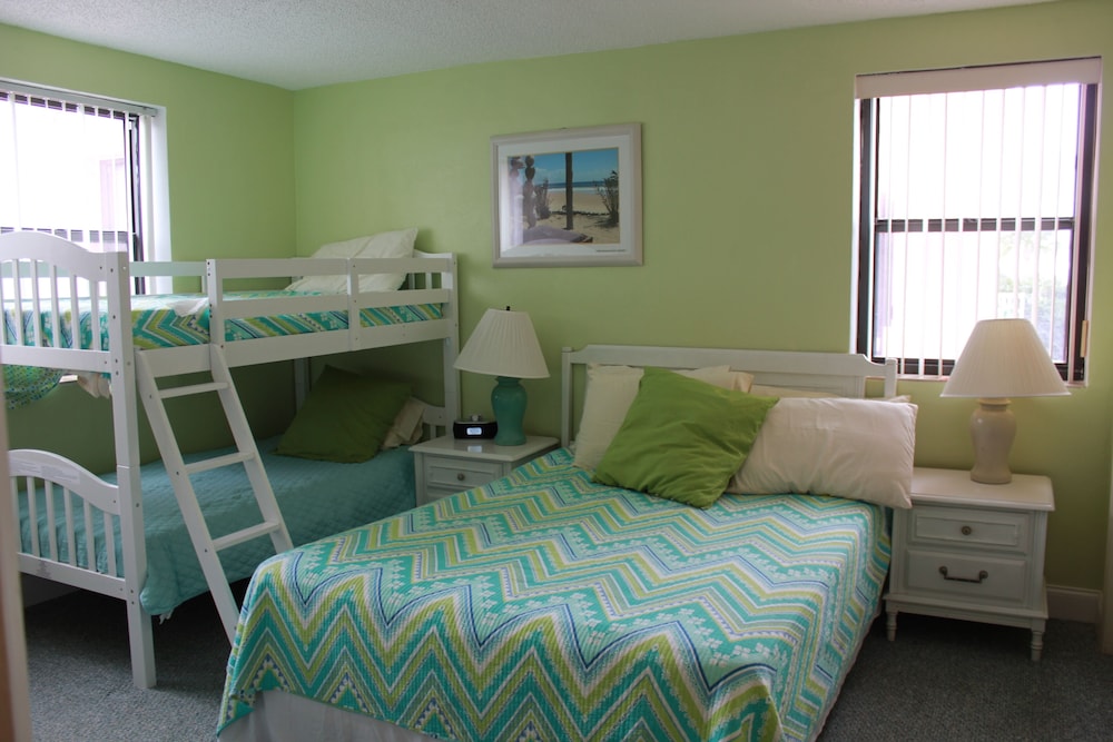 Cozy Family-Friendly Poolside Condo with Gorgeous Ocean-Front View - Sleeps 8