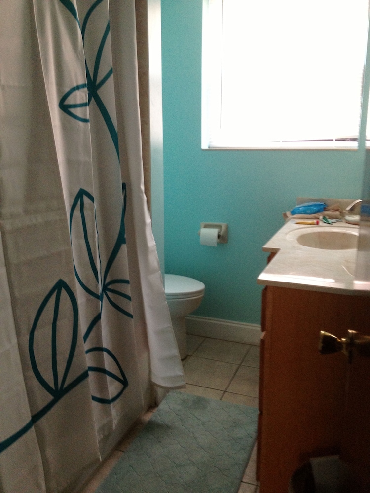 Cozy Family-Friendly Poolside Condo with Gorgeous Ocean-Front View - Sleeps 8