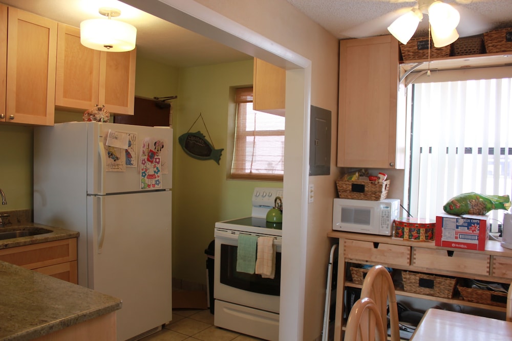 Cozy Family-Friendly Poolside Condo with Gorgeous Ocean-Front View - Sleeps 8