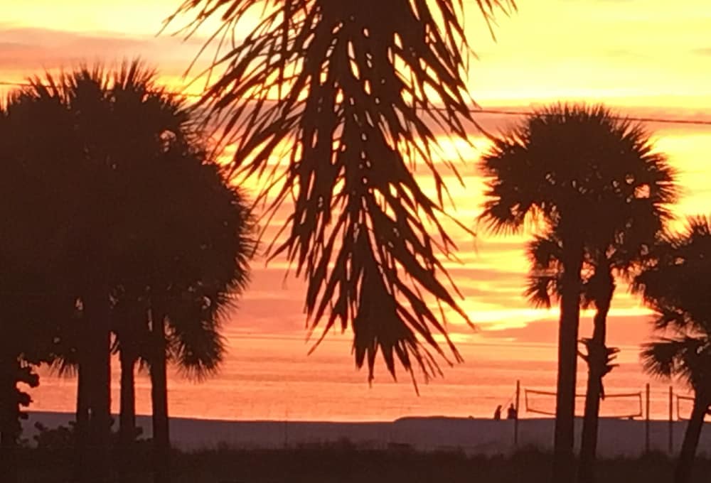 Cozy Family-Friendly Poolside Condo with Gorgeous Ocean-Front View - Sleeps 8