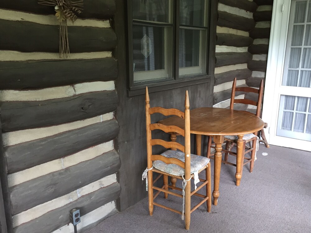 Located AT LAKE JUNALUSKA!!  Beautiful Log Cabin, Modern Amenities, WIFI, HD TV