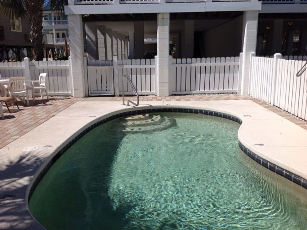 Surfside Beach 5 BR/4 BA - Steps to Beach, great for Families!
