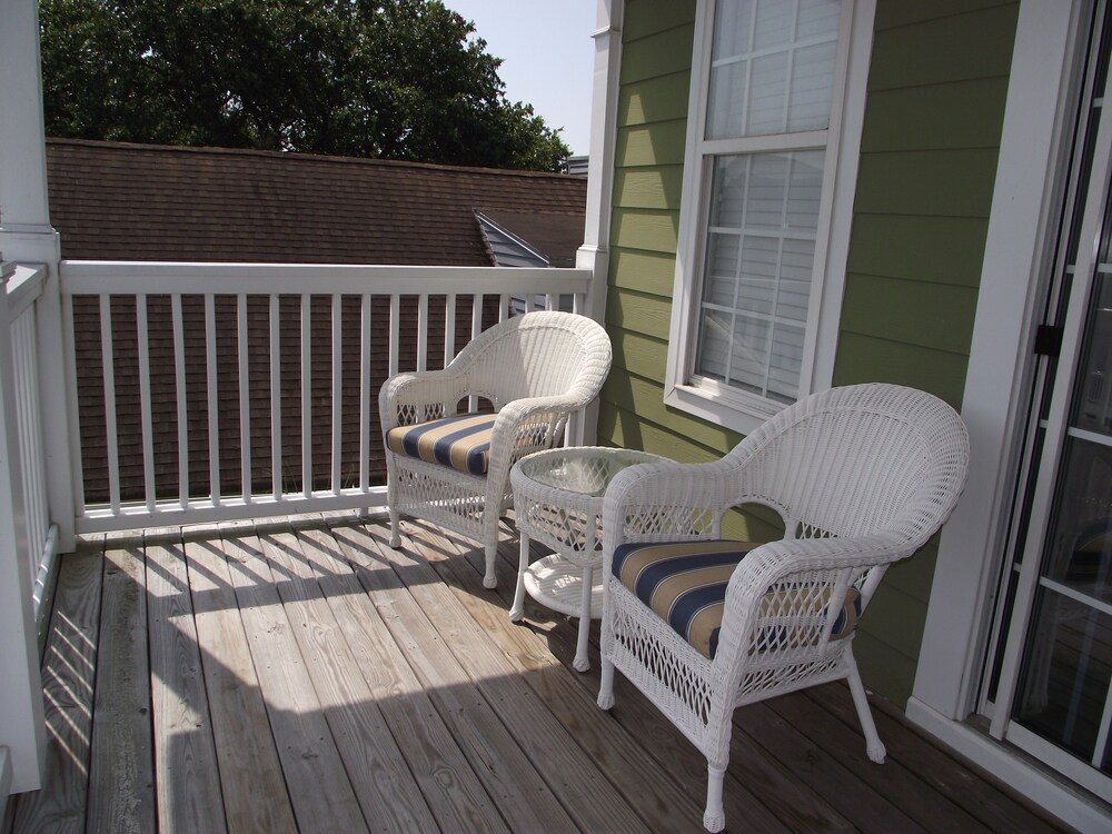 Surfside Beach 5 BR/4 BA - Steps to Beach, great for Families!