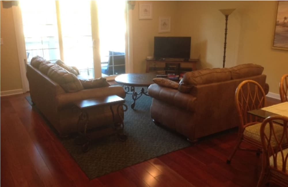 Surfside Beach 5 BR/4 BA - Steps to Beach, great for Families!