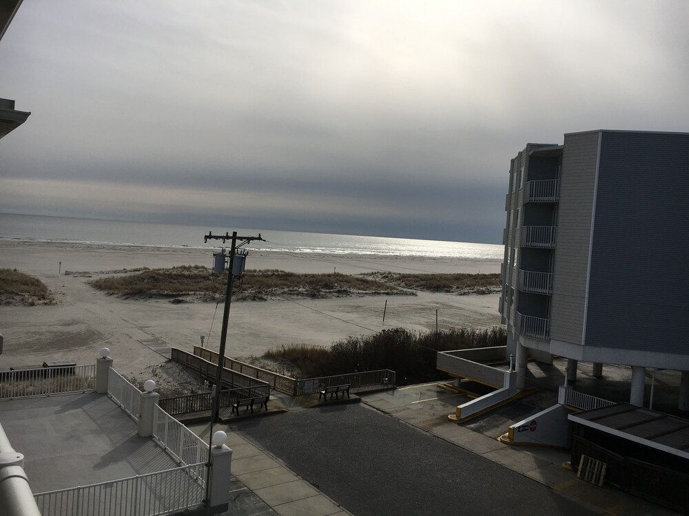 Beautifully decorated ocean view condo on 4th floor of Summer Sands!!