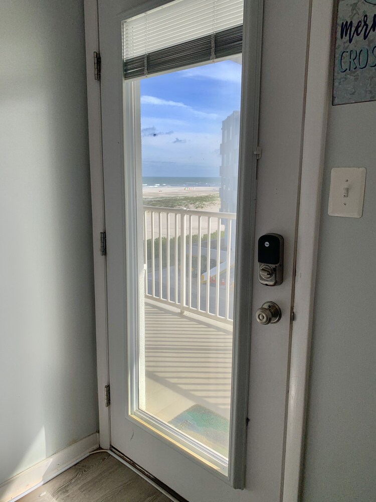 Beautifully decorated ocean view condo on 4th floor of Summer Sands!!