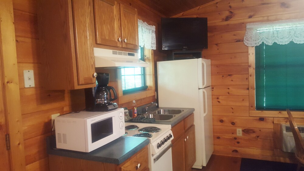 Beautiful, Affordable, Cabin Near Pigeon Forge For Couples! 