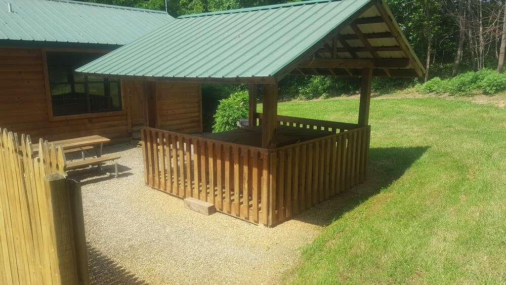 Beautiful, Affordable, Cabin Near Pigeon Forge For Couples! 