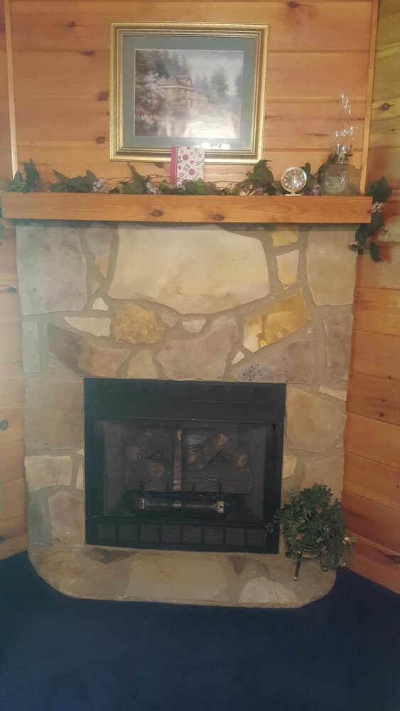 Beautiful, Affordable, Cabin Near Pigeon Forge For Couples! 